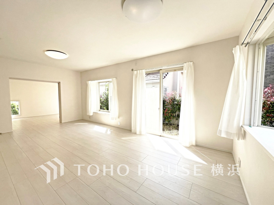 広々19帖の明るいLDK。隣接した洋室の引き戸を開け放して空間を共有しながら開放的に使うこともできます。

