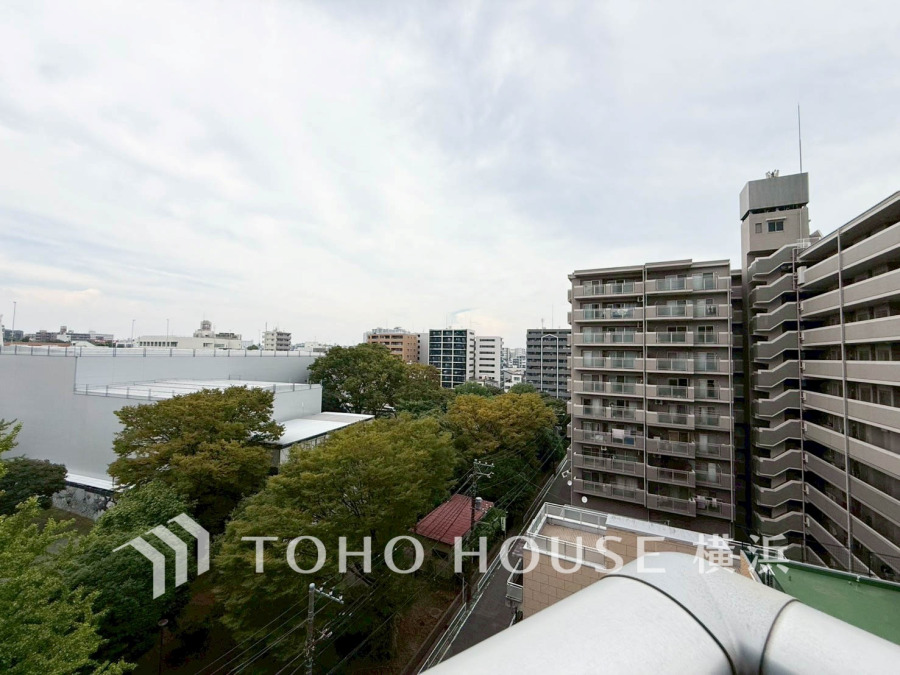 陽射しとともに、少しずつ装いを変える街の景観から、星空が地上に映りこむかのような夜景の煌きまで、この街ならではの美しい風景。