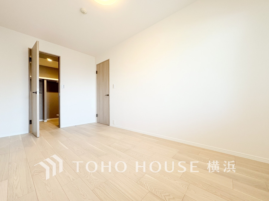 ゆったり7帖の洋室には大容量のウォークスルークローゼットを設置。