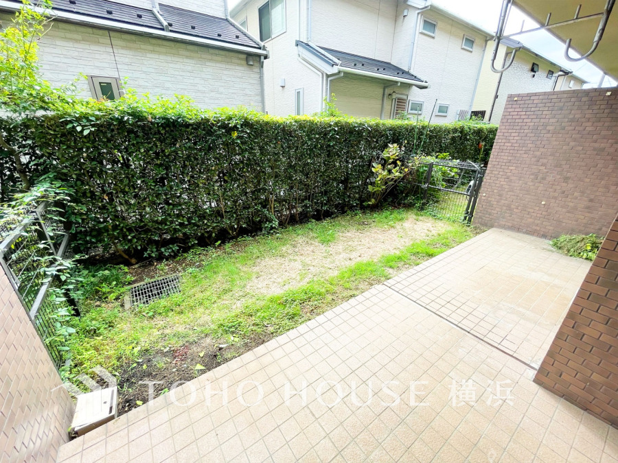 青空が輝く日には、専用庭をアウトリビングとして。お気に入りのハーブティーを飲みながら、のんびり読書もいいですね。自分時間を愉しむ素敵な場所になりそうです♪