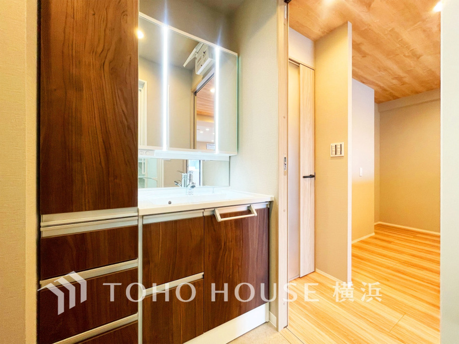 落ち着いた色使いのパウダールームはドレッシーな雰囲気で、上質を感じられる空間。朝晩のケアをする大切な場所だからこそ、ゆったりした落ち着きと清潔感を持たせました。