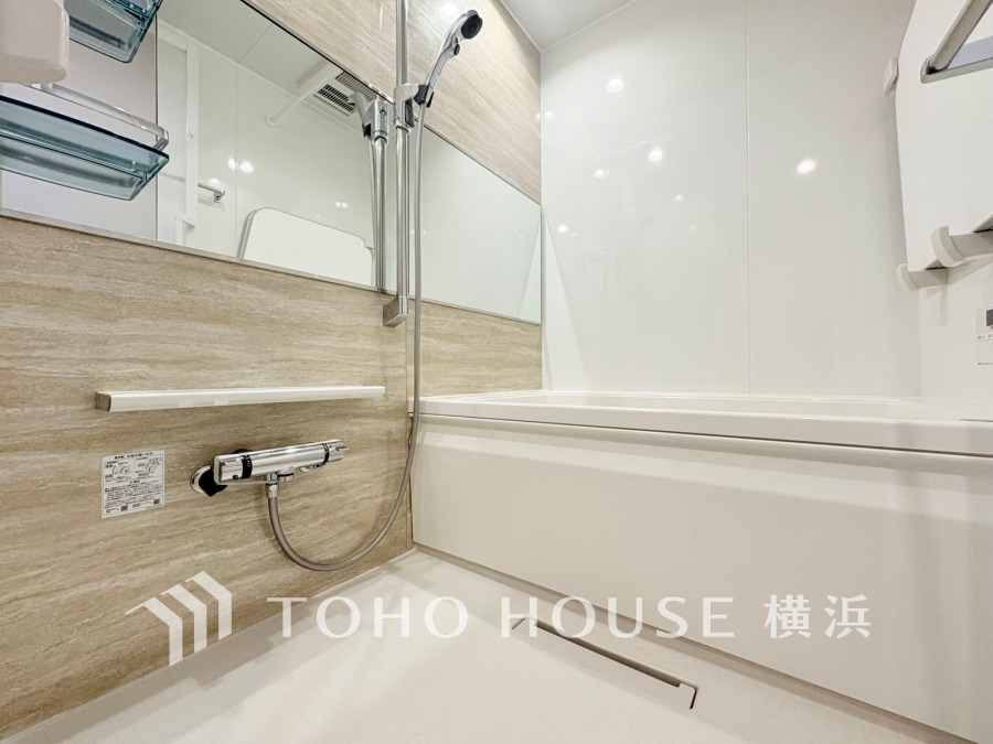 清潔感あふれるシンプルデザインのバスルーム。ゆったりとした浴槽で一日の疲れを癒せます。