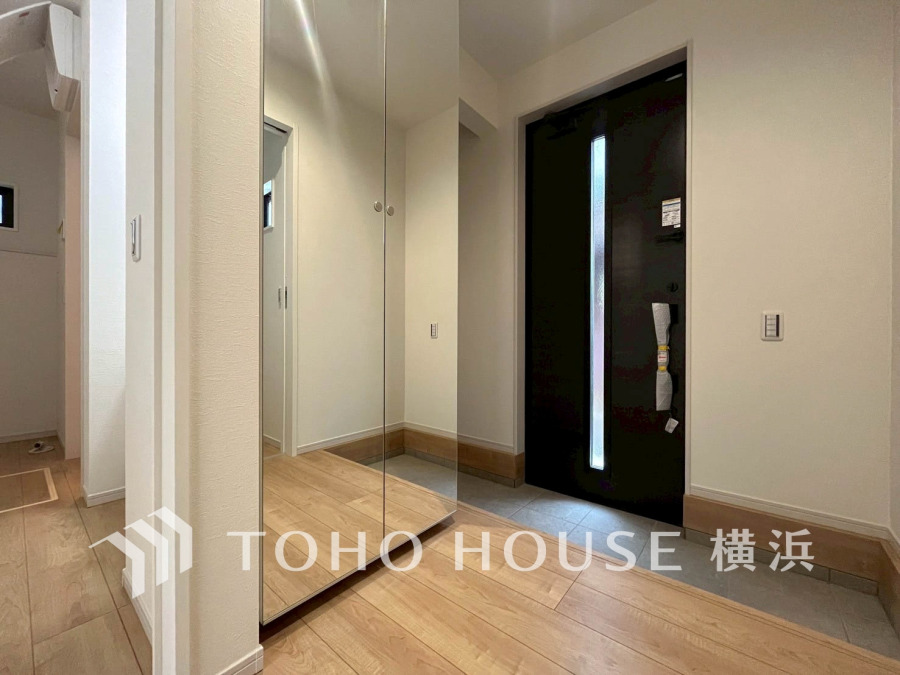光溢れる明るく開放的なエントランス空間。お住まいの顔となる爽やかな玄関は、落ち着きと華やぎに満ちた空間に。ご家族の「行ってきます」「ただいま」を見守り続けます。 