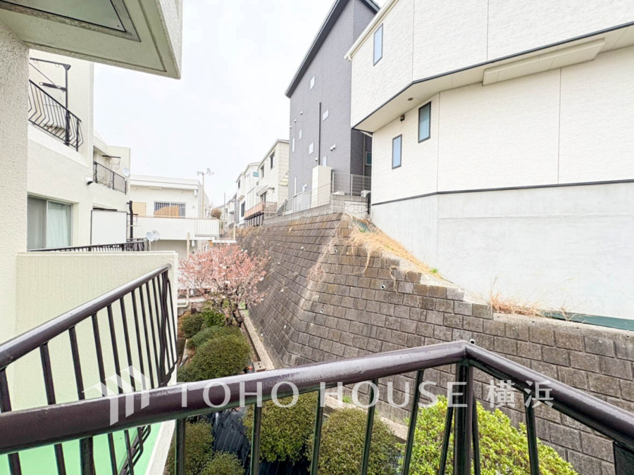 季節感を演出する多彩な樹木と豊かな彩りが重なり、四季折々の変化を楽しめる心地よい場所となることでしょう。時間の経過と共に味わいが出る素敵な空間へ。