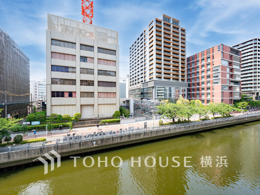 手を伸ばせば、ふれることが出来そうな環境が、そのままインテリアになったような印象です。その豊かな眺望にふさわしい空間には、通風・採光にも優れ、心地よい光と風があふれています。