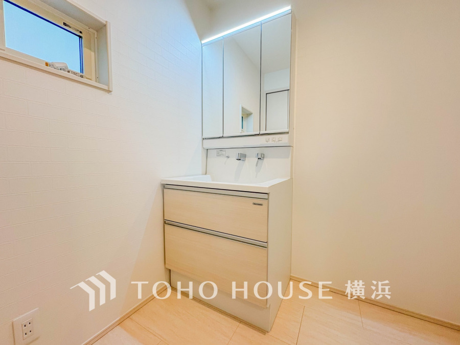 清潔感あふれるホワイト基調の洗面台。収納力と使い勝手に優れた機能的なデザインです。