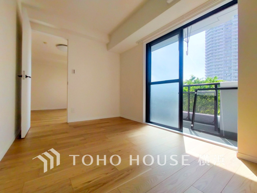 バルコニーに面した明るい洋室。穏やかな陽射しが、ゆったりとした寛ぎの時間を包みます。
