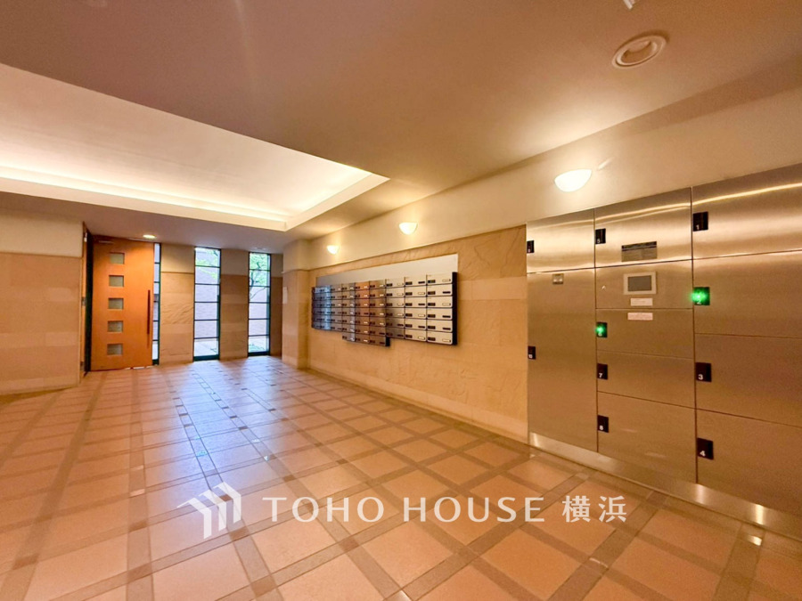 エントランスは毎日の行き帰りで使う大事な空間です。明るい基調で華やかなデザインなので、毎日も気持ちよく、またご友人なども素敵に迎え入れられます。 