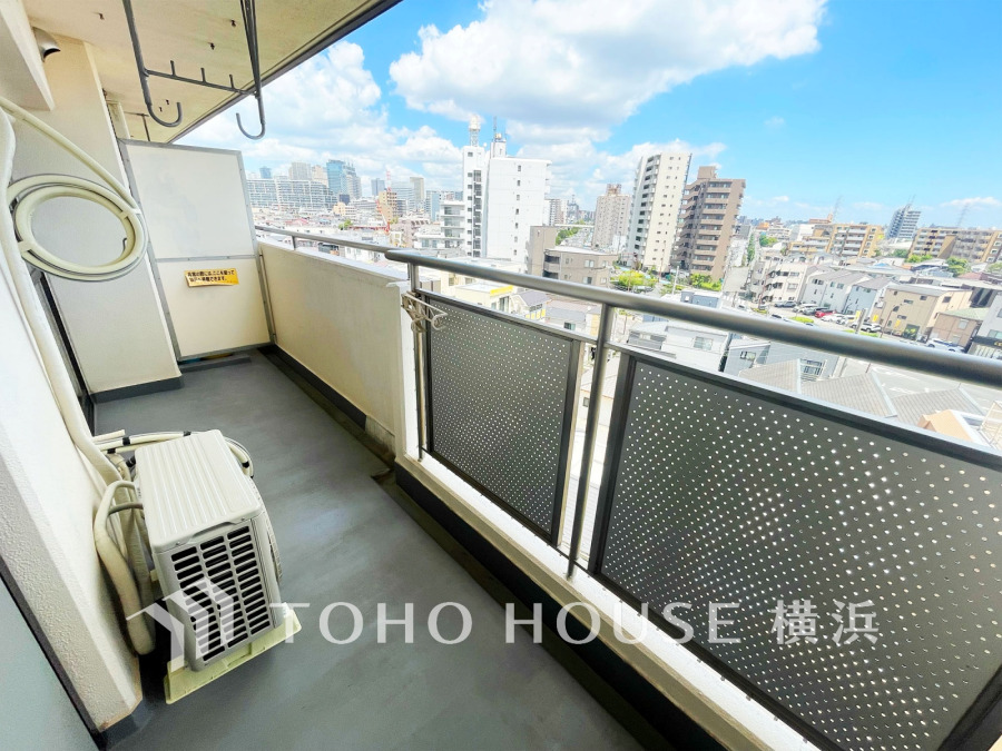 陽射しとともに、少しずつ装いを変える街の景観から、星空が地上に映りこむかのような夜景の煌きまで、この街ならではの美しい風景。