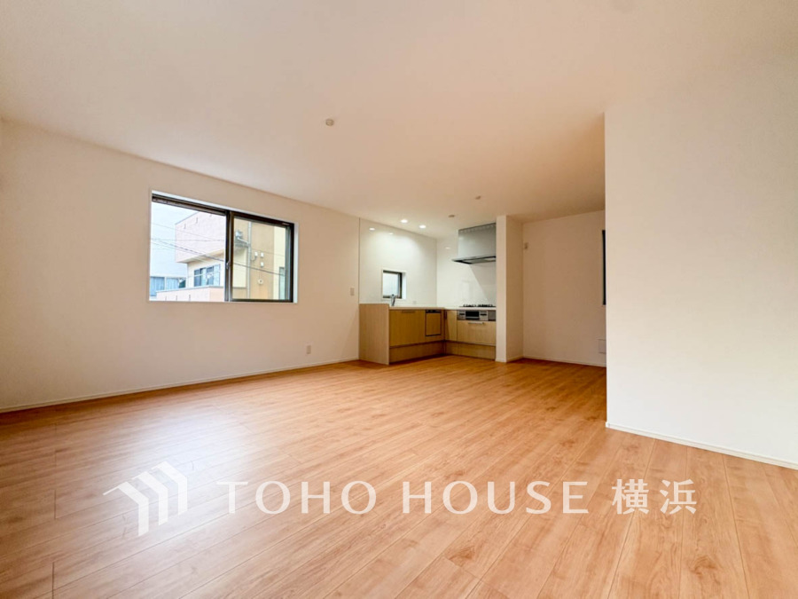 開放的な広さと多面採光がもたらす、光溢れ豊かな居住空間はこの住まいのクオリティを感じさせてくれます。豊かな時間が流れるこの場所に暮す喜び