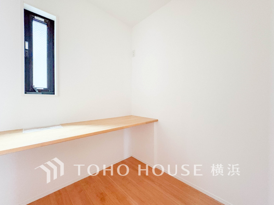 納戸として、または書斎やスタディスペースにもお使い頂けそうなスペース。落ち着きを感じられる空間は、ライフスタイルに合わせて自由に使える魅力的な空間です。