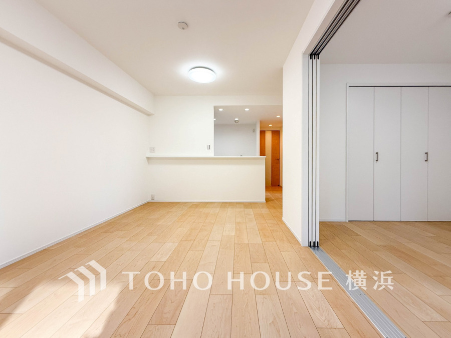 明るい自然光が差し込む、シンプルで清潔感のあるリビングダイニング。隣接洋室との一体利用も可能です。