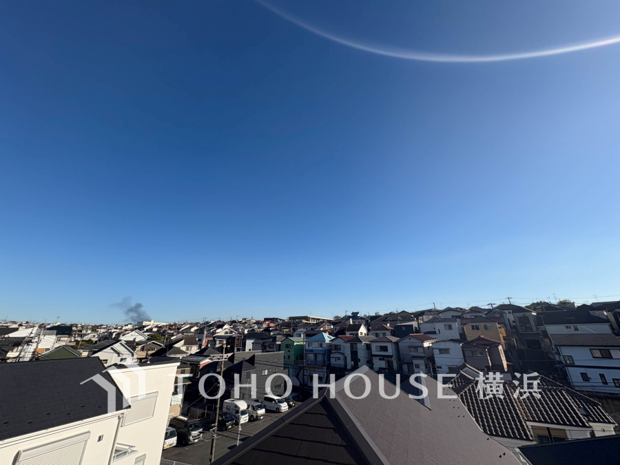 晴天の下、広がる住宅街のパノラマビュー。開放感あふれる眺望が魅力の住環境です。