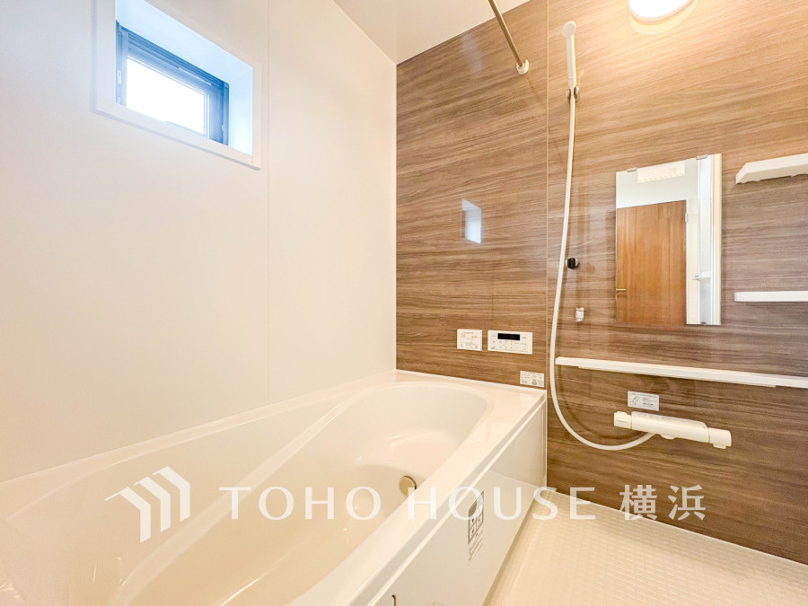 心地よいリラックスを叶える清潔感溢れる美しい空間。快適で機能的なバスルームです。
