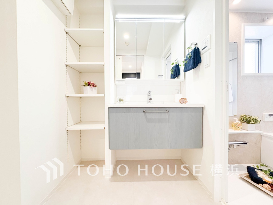 ご家族の1日が始まり、1日の終わりを締めくくる洗面空間。洗濯機を配置しても十分なスペースを確保した設計となっております。