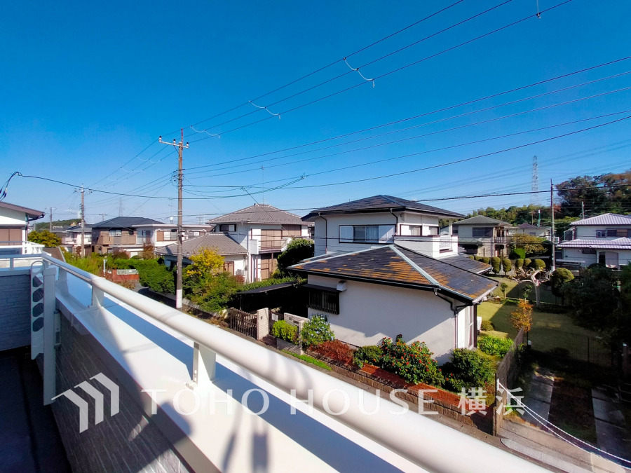 手を伸ばせば、ふれることが出来そうな環境が、そのままインテリアになったような開放的な空間。