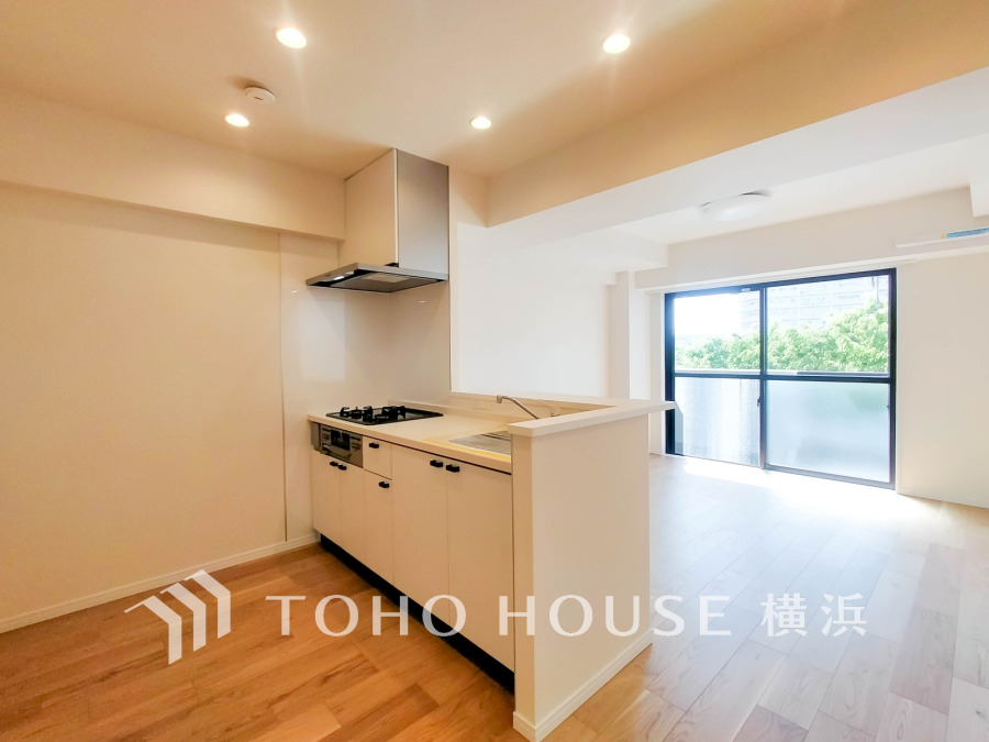 機能性とデザイン性を兼ね備えたシステムキッチン。リビングとの一体感も考慮され、美しい空間が実現。
