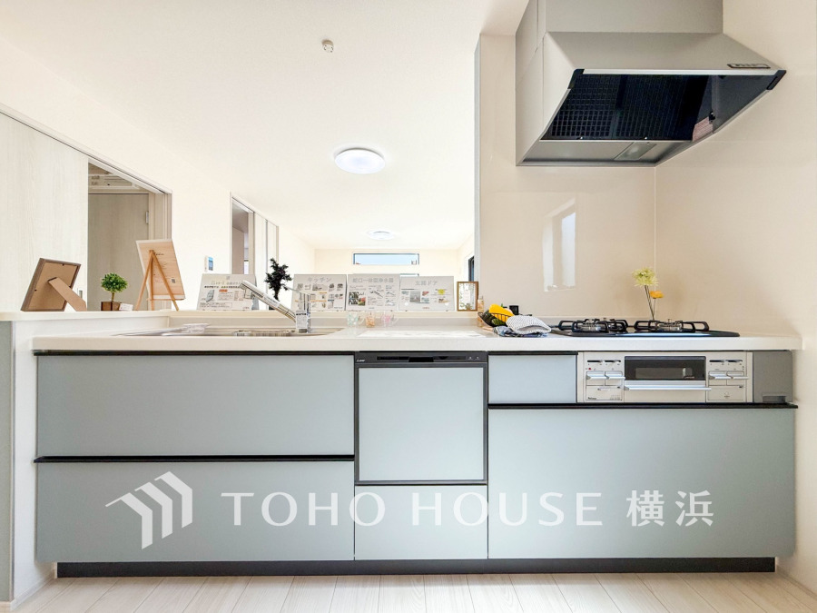 人造大理石トップの美しいシステムキッチン。リビングが見渡せるスタイリッシュな対面式キッチンです。
