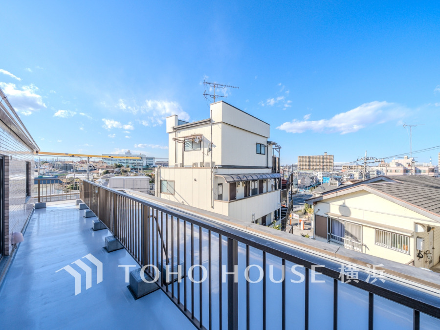 3部屋に面したワイドスパンタイプのルーフバルコニー付き。