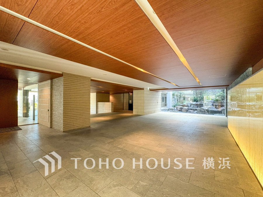 エントランスは毎日の行き帰りで使う大事な空間です。明るい基調で華やかなデザインなので、毎日も気持ちよく、またご友人なども素敵に迎え入れられます。 