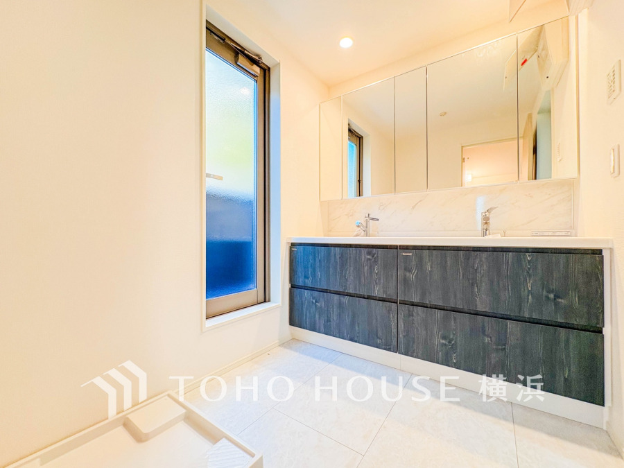 洗面室には忙しい朝に嬉しいダブルボウルの洗面台を設置。
