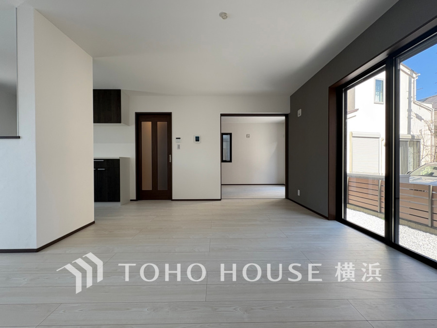 明るく開放的な空間が広がるLDK。室内には豊かな陽光が注ぎ込み、爽やかな住空間を演出。
