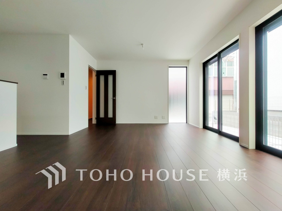 南東向きの大きな窓からたっぷりと光が入る明るいLDK。落ち着いた雰囲気に包まれた空間です。
