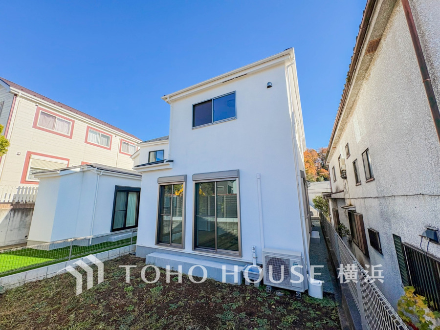 陽当たり良好な庭付きの新築一戸建て。静かな住宅街で快適な暮らしを実現します。