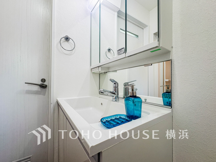 清潔感あふれるホワイト基調の洗面台。収納力ある三面鏡で使い勝手も抜群の快適空間です。