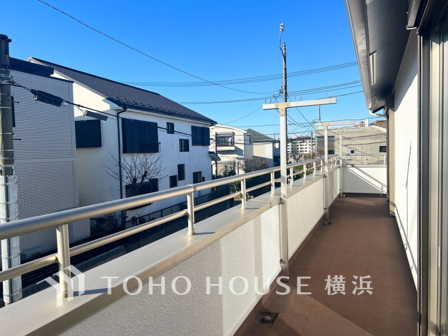 たっぷりの陽光が差し込む南向きのバルコニー。周辺には陽射しを遮る高い建物がなく、太陽の恵みを存分に享受できます。爽やかな風と暖かな陽射しが紡ぐハーモニーが日々の暮らしのBGMに。