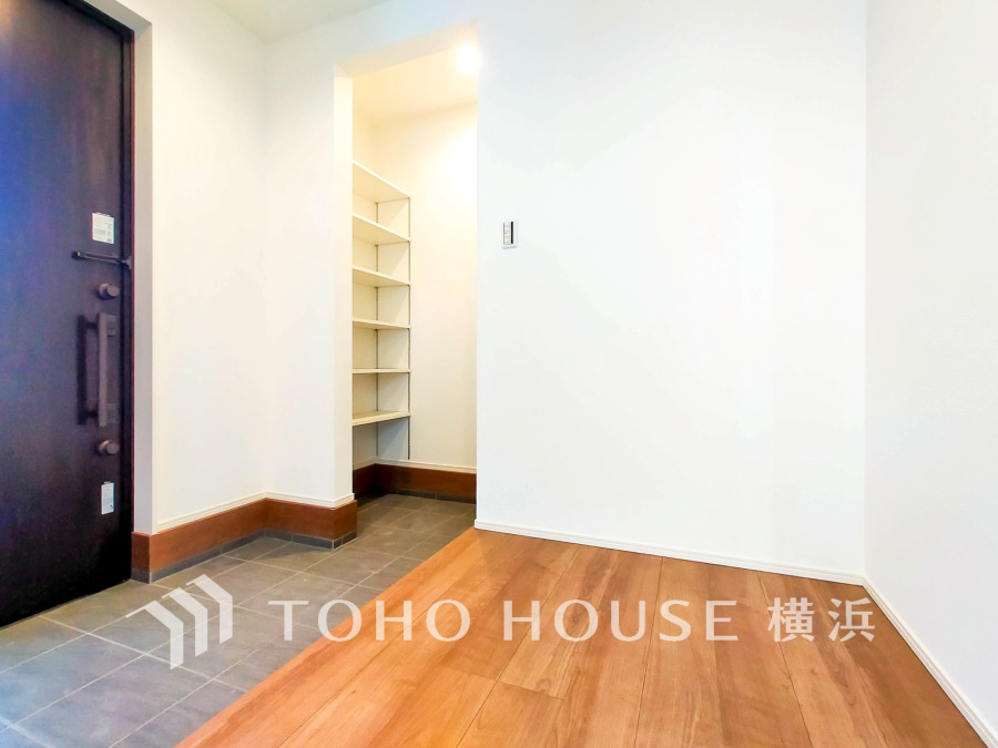 収納力の豊富なSICを設置したゆとりある玄関スペース。