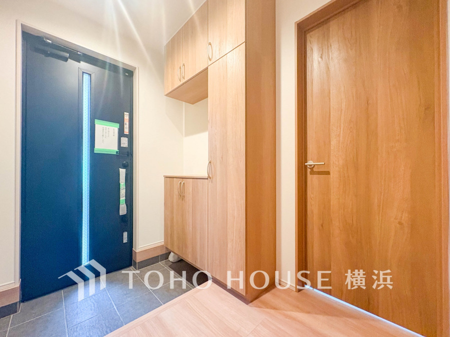 居住者の帰り、訪れる方を優しく迎え、やすらぎに満ちた生活空間を予感させる。健やかな暮らしを楽しめそう。