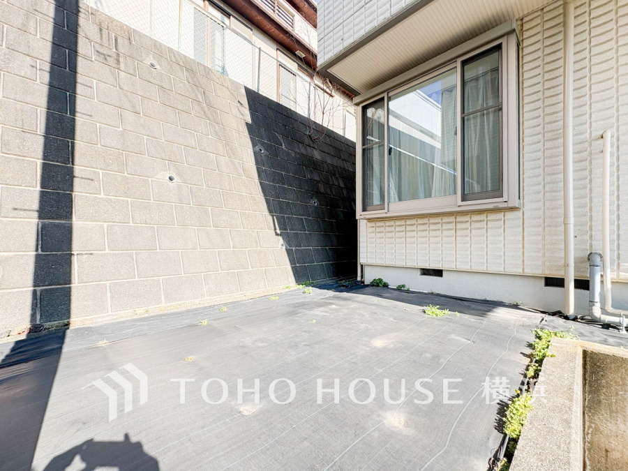 日当たり良好な専用庭。プライベート空間でガーデニングやくつろぎの時間を楽しめます。