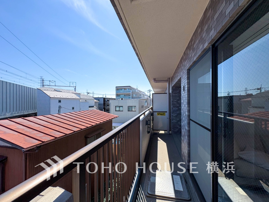 南東向きで開放感のあるバルコニーです。日当りがよく、日照時間も長い為洗濯物も短時間で乾きそう。
