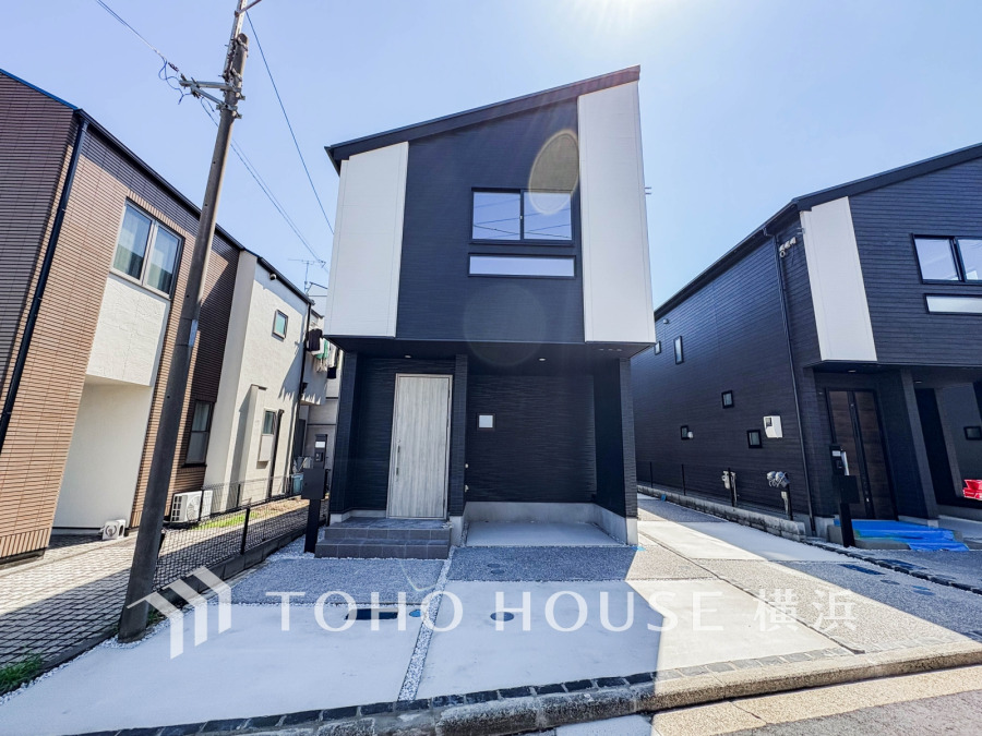 住む人を映し出す洗練された佇まいは、いつまでも輝き続けながらいつしか街の風景に溶け込んでいきます。