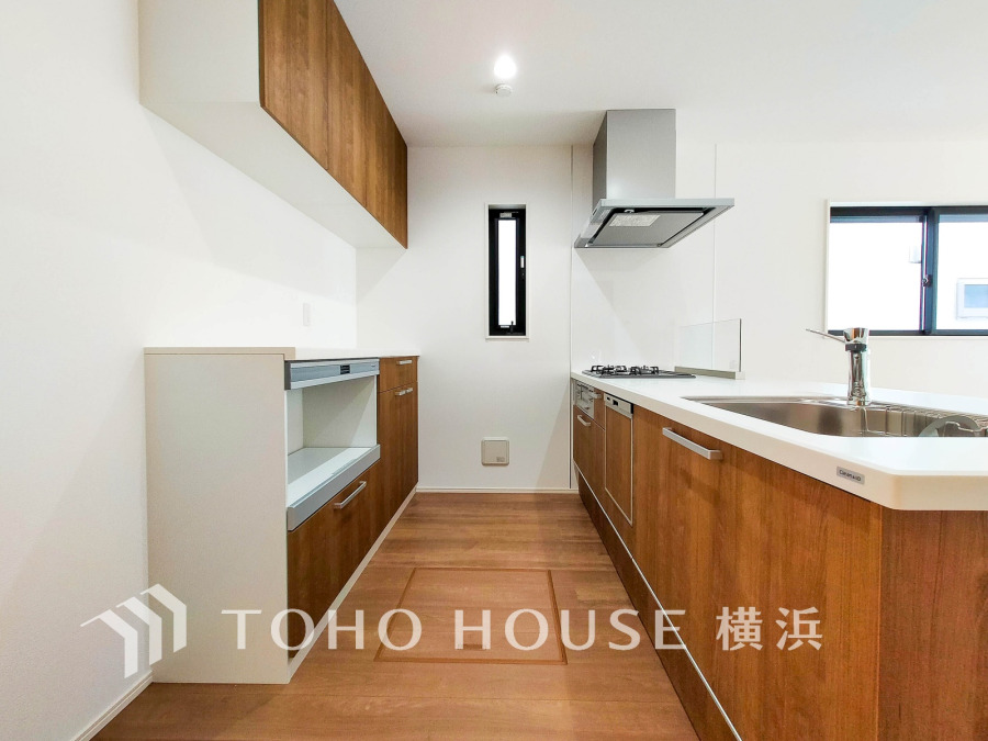 デザイン性だけでなく、機能性も高いシステムキッチンには食洗機を設置し、家事負担を軽減。背面には室内の雰囲気に合わせた大容量のカップボードを造作。