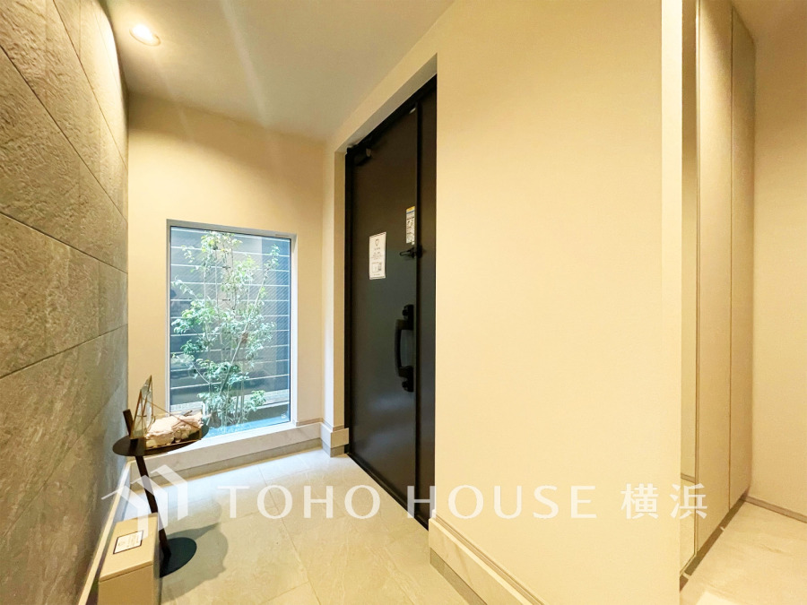 自然光が差し込む明るい玄関ホール。シンプルながらも高級感と上質感のある空間です。