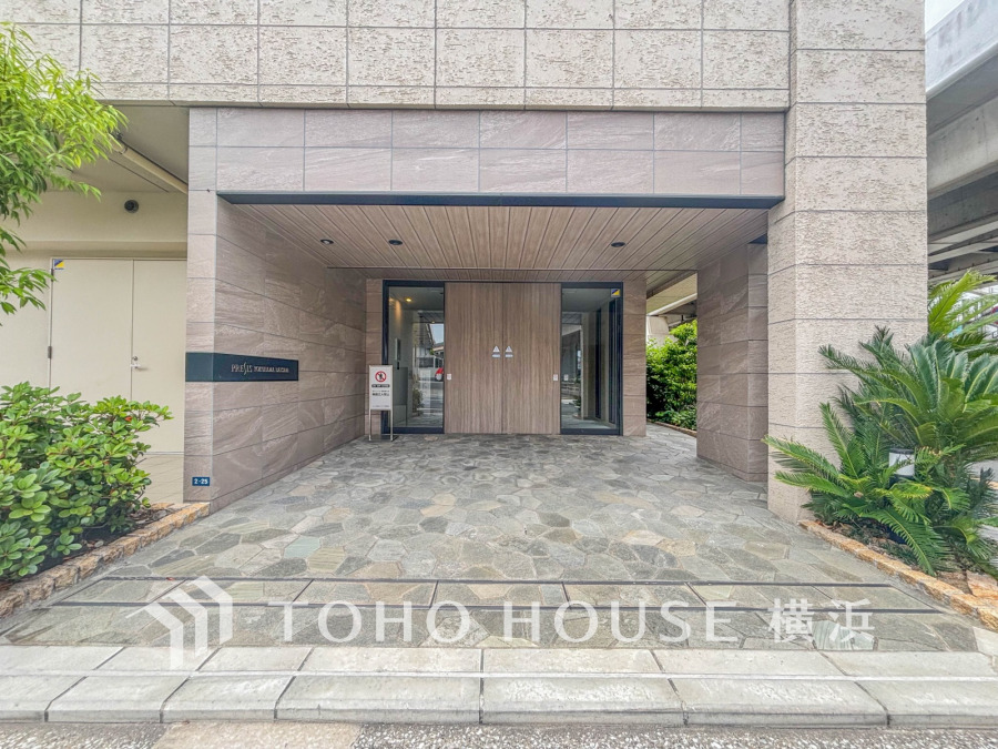 上品で清潔感があるエントランスは住人やゲストを迎え入れ、そして送り出す場にふさわしい上質な空間です。プライベート感が高まるシックな装いのエントランス。