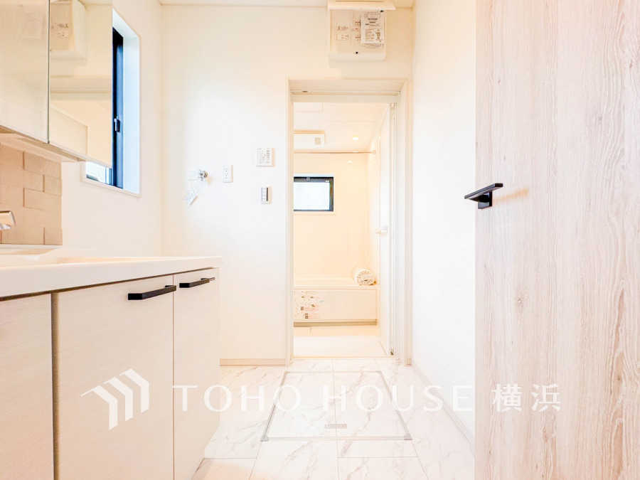 平日の朝であっても、落ち着きとくつろぎを感じられる。歯磨き粉が行方不明になるようなごちゃごちゃ感も解消。コーディネートされた空間で気持ちよく身だしなみを整えられます。