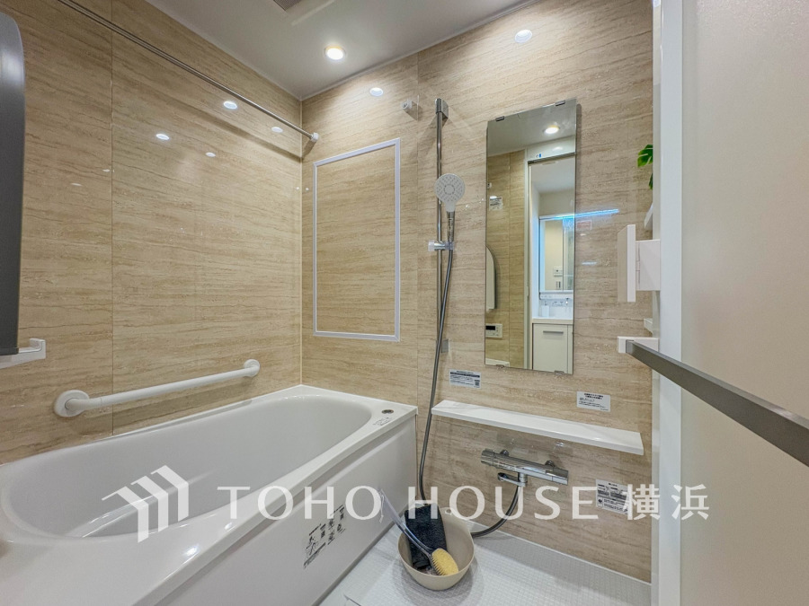 心地よいリラックスを叶える清潔感溢れる美しい空間。快適で機能的なバスルームです。
