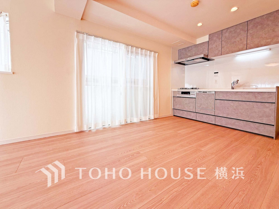 やわらかな陽射しがふりそそぎ、室内に開放感と爽快感をもたらします。
