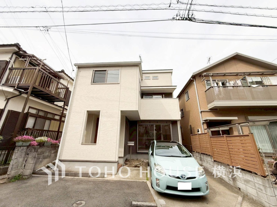 閑静な住宅街に佇むシンプルモダンな明るいお住まい。