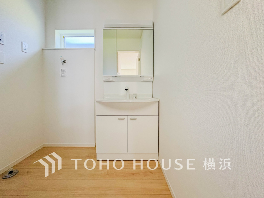 ゆったり落ち着いてお使い頂ける広さと収納を確保した洗面室。
