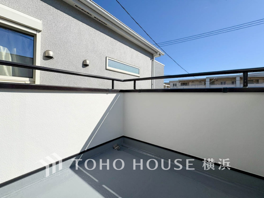 暮らしの中で光と風を演出してくれるバルコニー、見事なまでの開放的な空間を演出しながら、プライベート性も確保された空間は我が家の自慢。