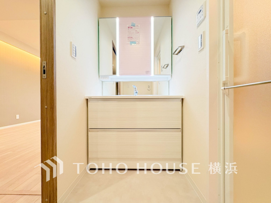 清潔感あふれる洗面台は大きな鏡と収納力が魅力。使い勝手の良い機能的な空間です。