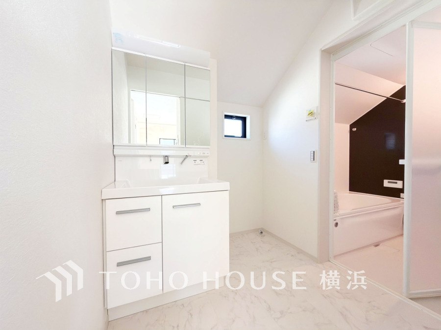 十分な大きさの洗面台は、身だしなみチェックや歯磨きなど、朝の慌ただしい時間でも余裕とゆとりを感じて頂けます。