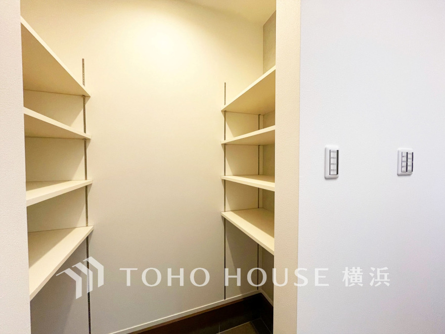 玄関には、ご家族みんなの靴をたっぷりと収納することができるシューズインクローゼットをご用意しました。さらに場所をとるベビーカーやゴルフ道具なども収納できるので、玄関まわりはいつもすっきり。