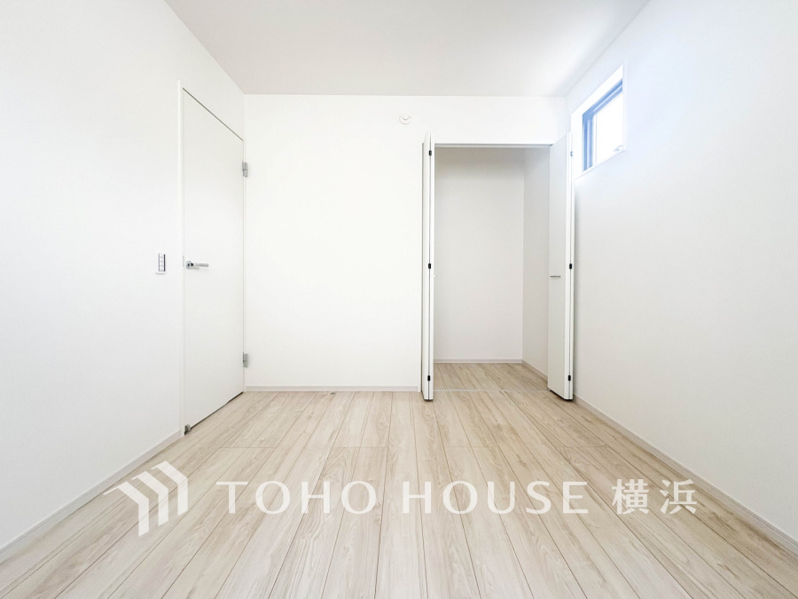 明るく清潔感のある室内。収納力のあるクローゼットと窓からの自然光が快適な空間を演出します。