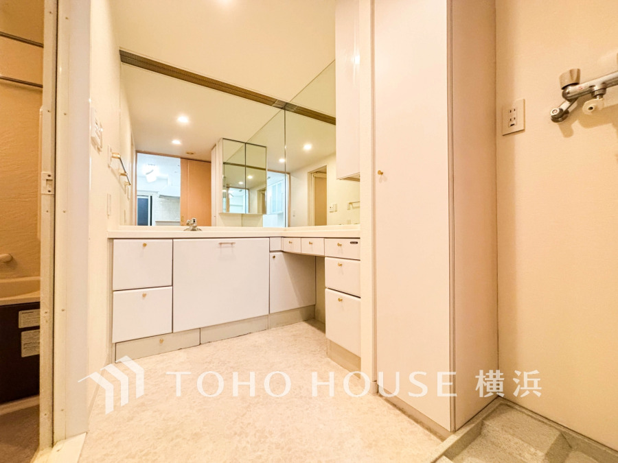 ゆったり落ち着いてお使い頂ける広さが魅力の洗面所。収納も充実しています。
