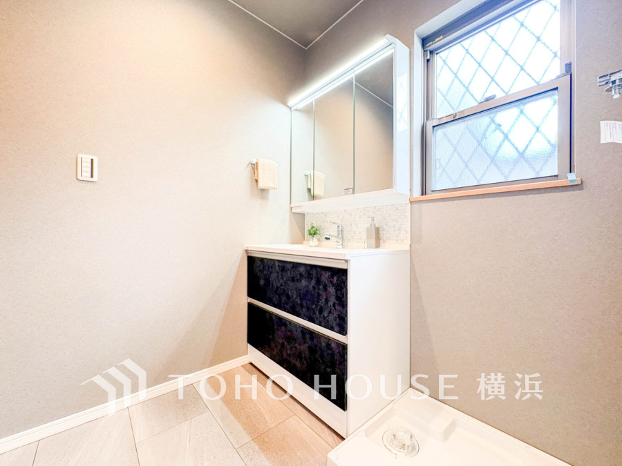 新規交換された洗面化粧台は美しく使いやすい機能が備えられています。